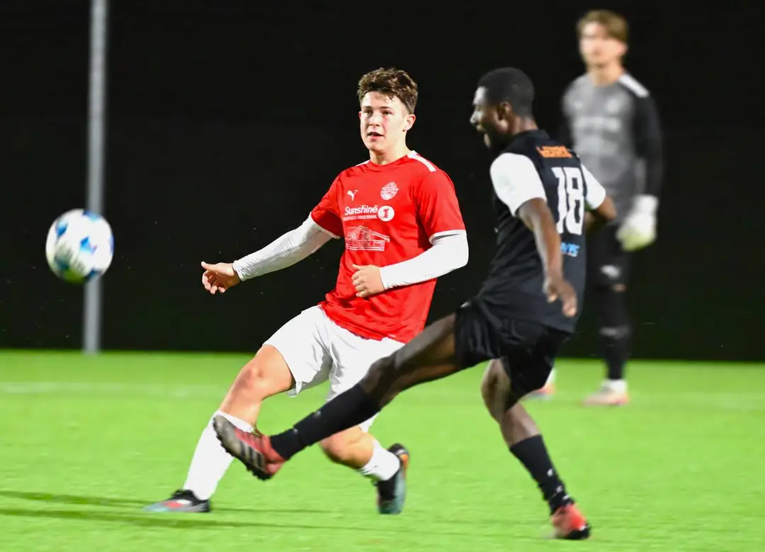 Fotballkamp under flomlys om natten