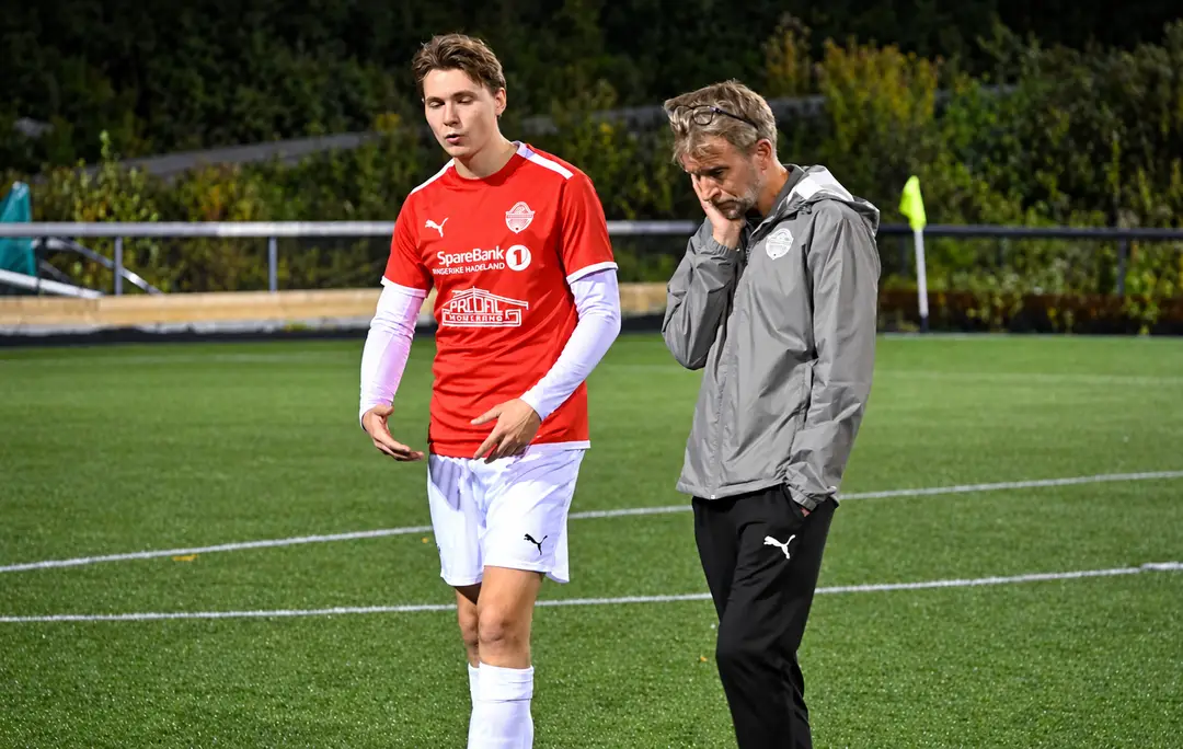 Fotballspiller og trener på kveldsbanen