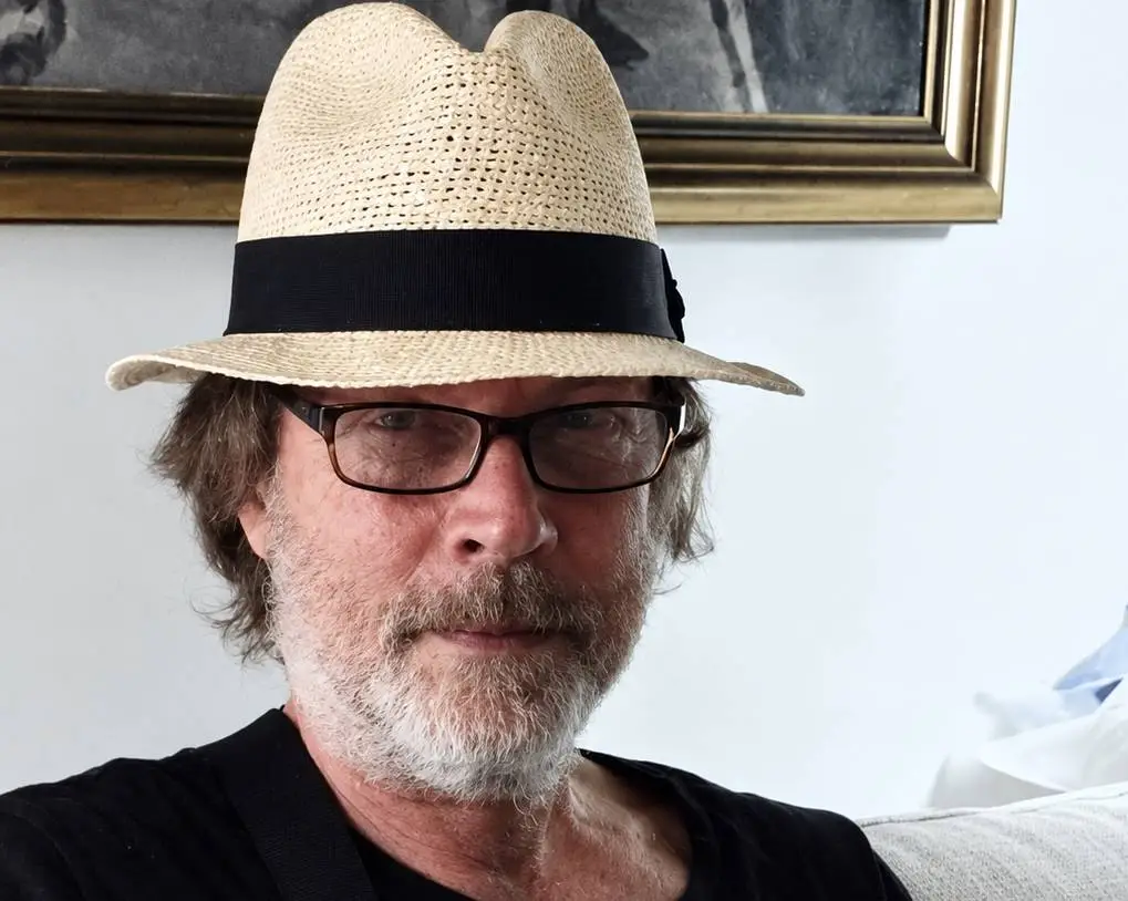 Mann med hatt i stuen