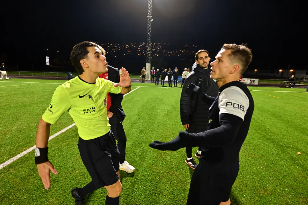 Opphet på fotballbanen ved midnatt