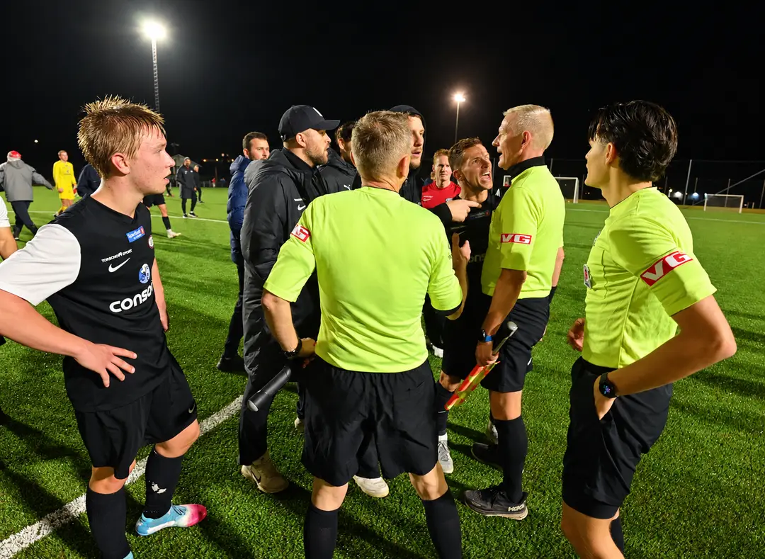 Opphetet fotballkonfrontasjon under flomlys