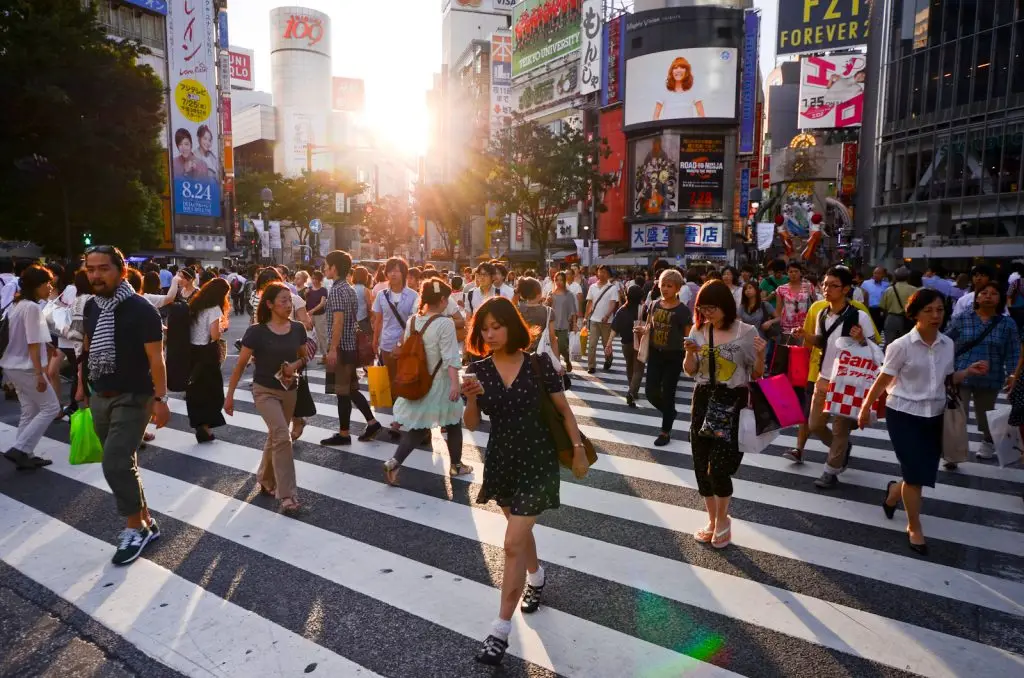 adolescent girls in shibuya crossing 2012 07 31 104735 by candidaperforma 1024x678