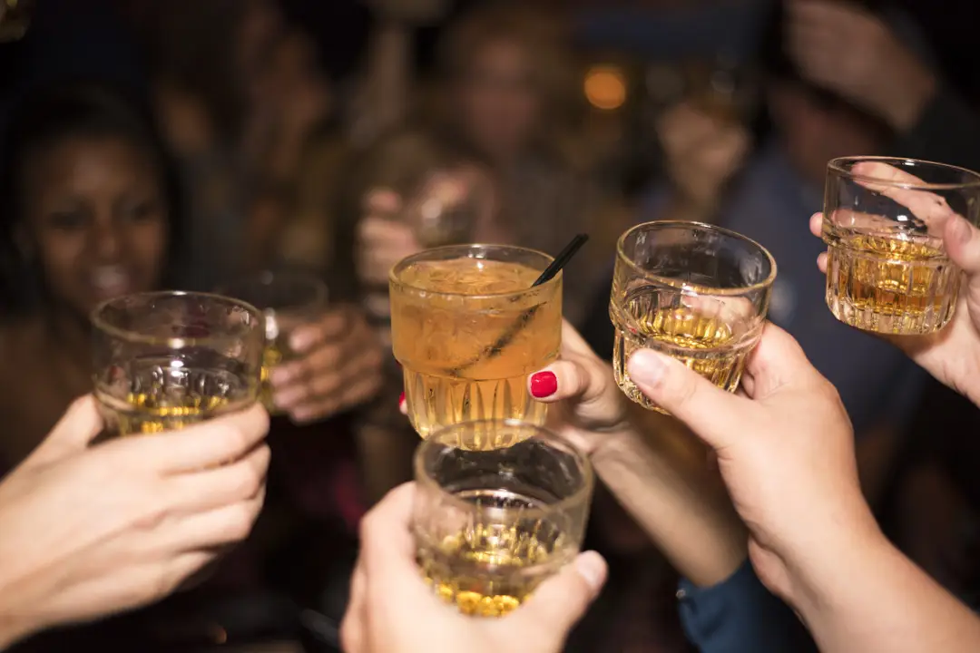 alcohol whiskey drink party people cheers salute friends 781480