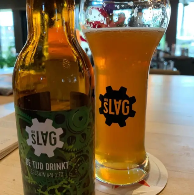 de tijd drinkt