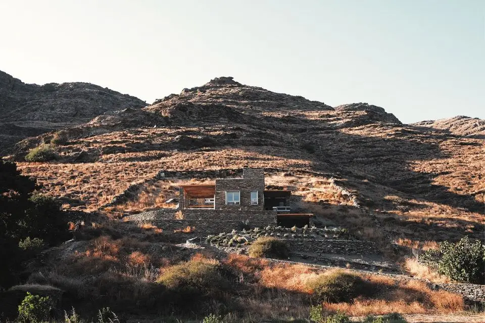 f10 rocksplit house in kea island cyclades greece by cometa architects yatzer