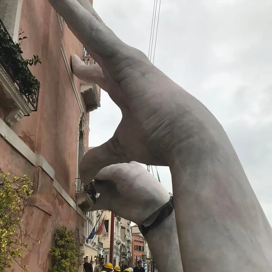 hands sculpture support lorenzo quinn venice 25 5918726089b95 880