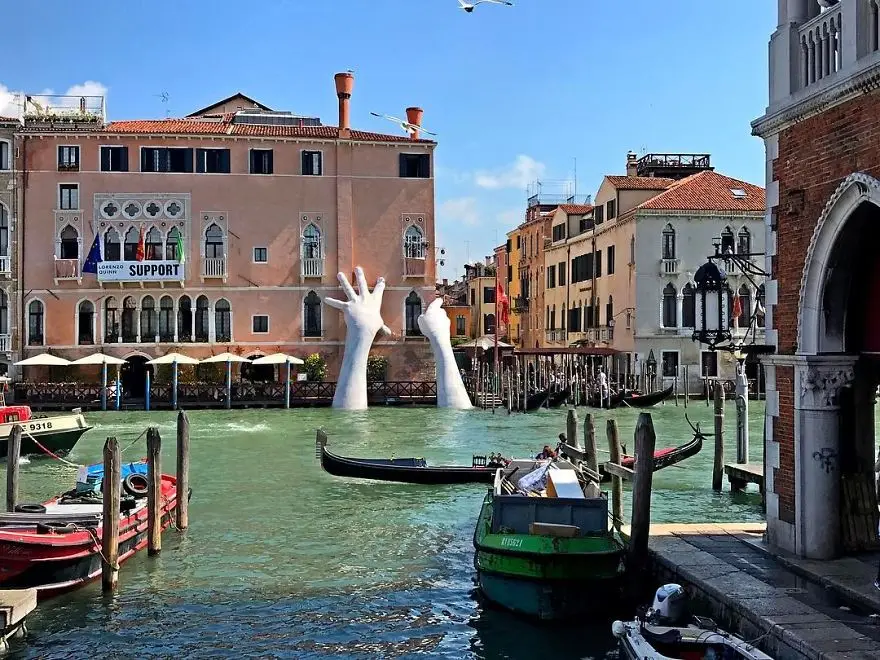 hands sculpture support lorenzo quinn venice 9 59186fa608864 880