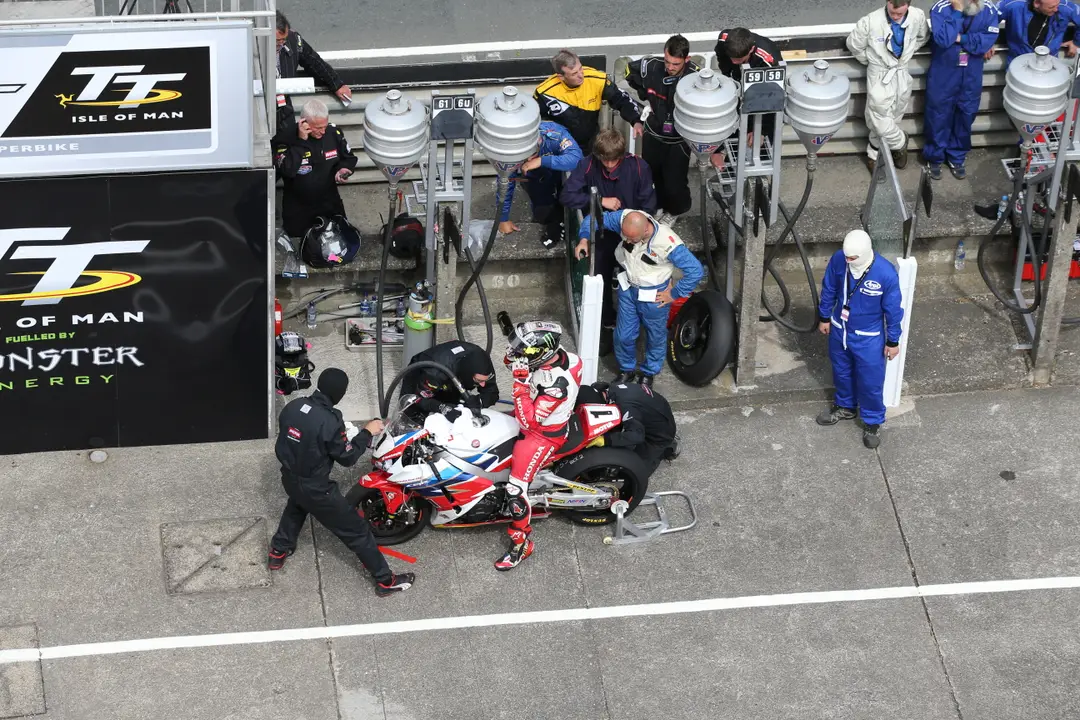 john mcguinness pits superbike tt 2016