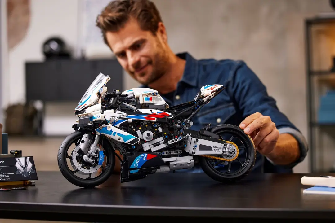 lego x bmw m1000rr 1 2048x1366 1