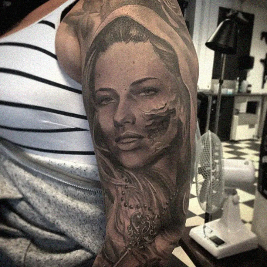 the tattoo artist makes hyper realistic tattoos that look more like they were printed on the skin 6001504e7de13 880