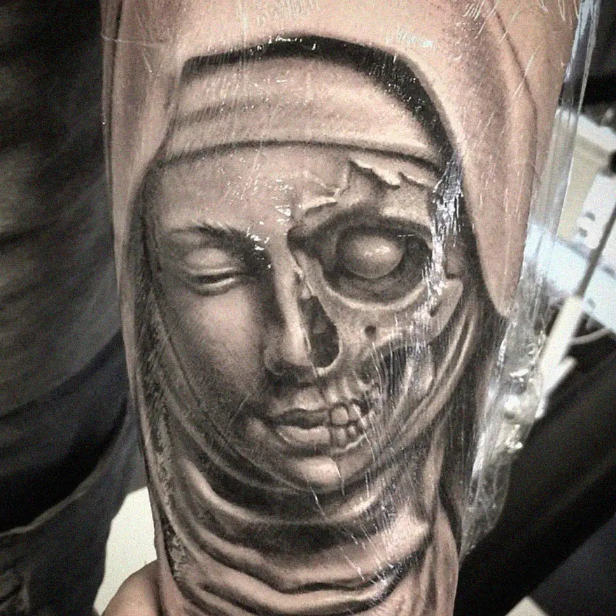 the tattoo artist makes hyper realistic tattoos that look more like they were printed on the skin 60015054d5f5c 880