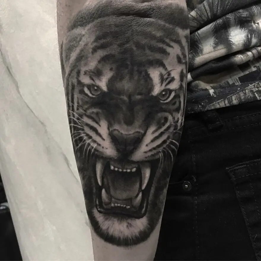 the tattoo artist makes hyper realistic tattoos that look more like they were printed on the skin 6001508bcc799 880
