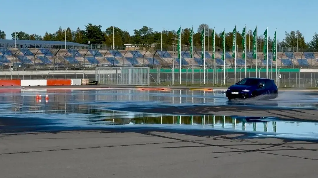 Driften met een hatchback? Met de vernieuwde Golf R kan het!&nbsp;