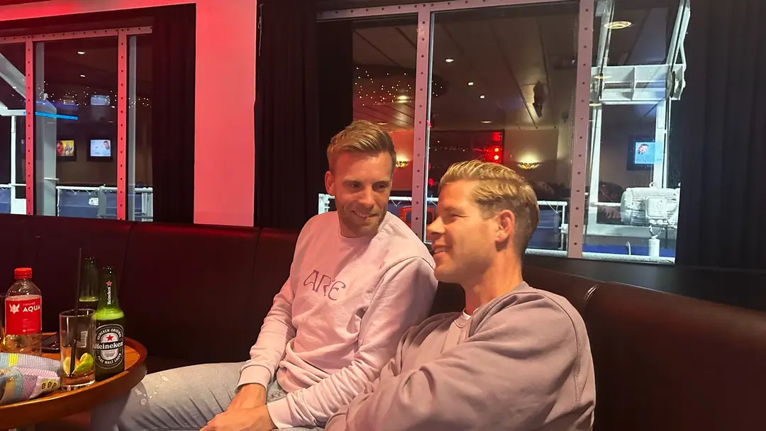 Dennis en Sytze verwikkeld in een diepgaande discussie of we het shotje sambuca moeten pakken of niet.