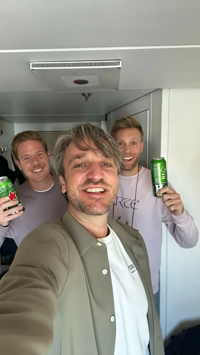 Sytze (l), Chris (m) en Dennis in de DFDS-kajuit met de eerste halve liter van het weekend.