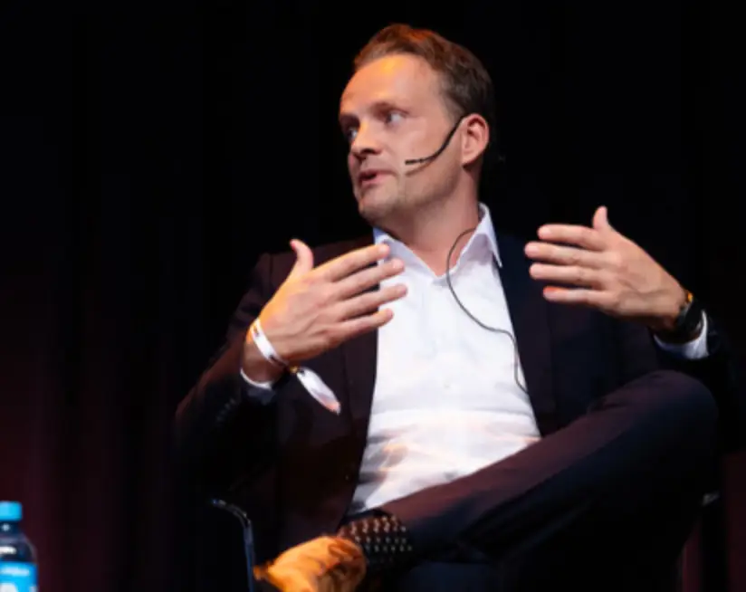 Steven Vrolijk, sprekend tijdens een panel op de Gaming in Holland Conferentie in 2025.