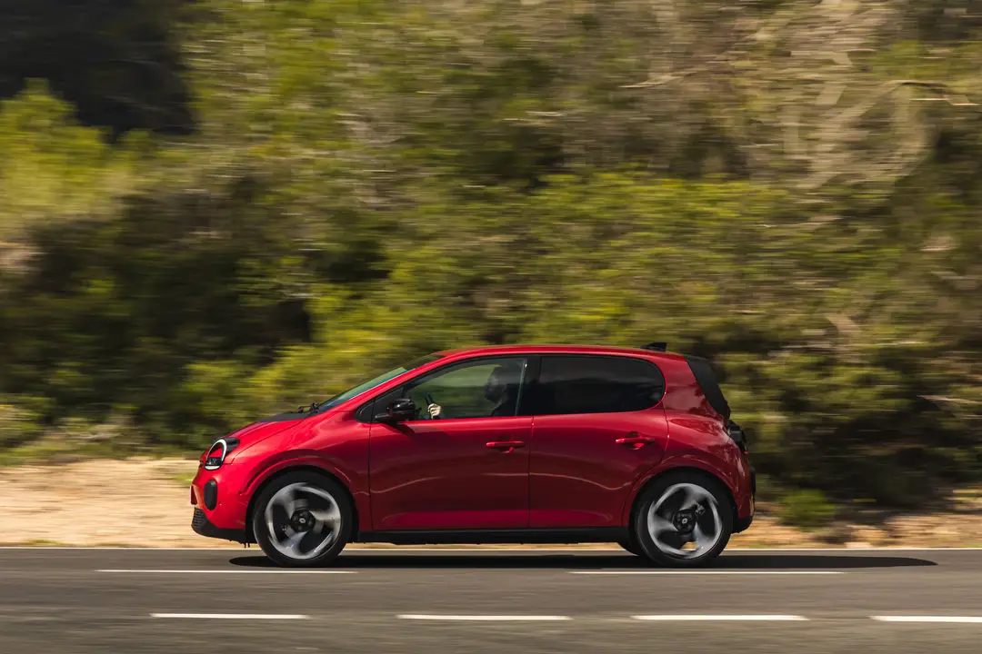 RenaultTwingoE-TechElectric_AbsolutRed_Action©ThomasCortesi-5