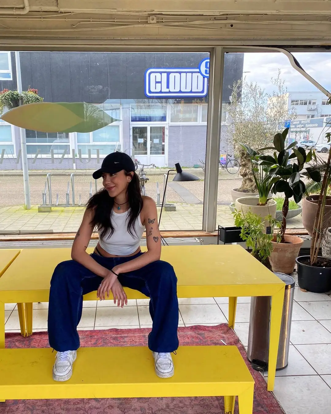 Sanne vlak voor de eerste illegale in de plantenwinkel
