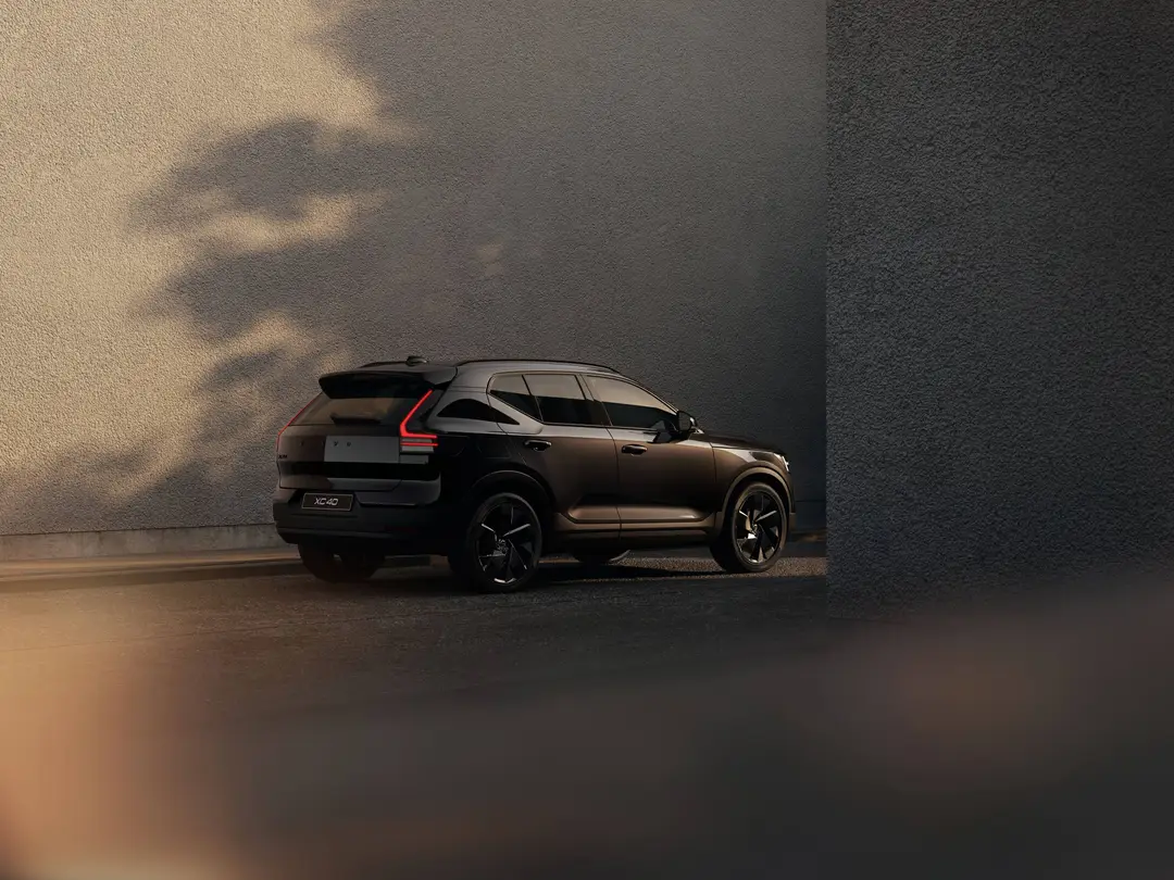 Black_edition_The_New_Volvo_XC40_Exterior_3QRear