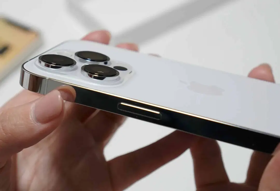 iphone 15 pro solid state buttons