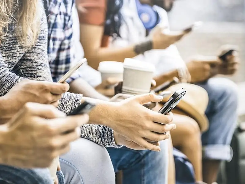is 180206 cell phones crowd 800x600