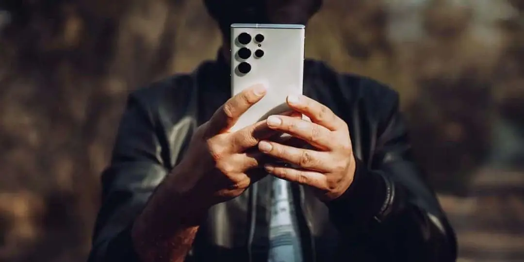 s22 ultra in hand