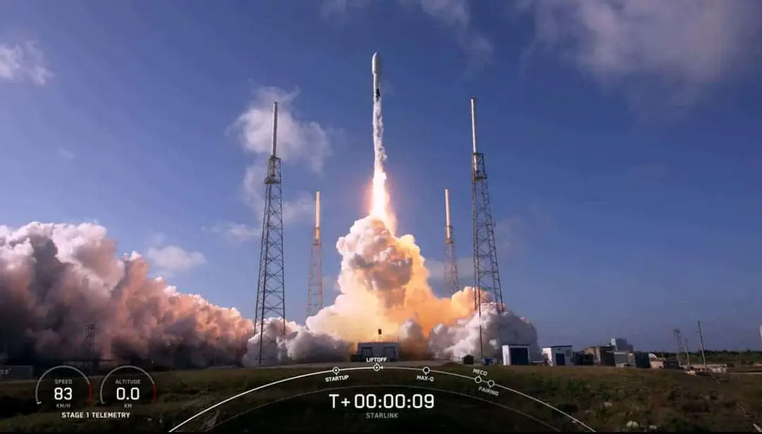 spacex lancia i satelliti starlink su un manico di scopa