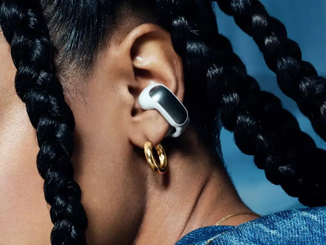 white smoke ultra earbuds open