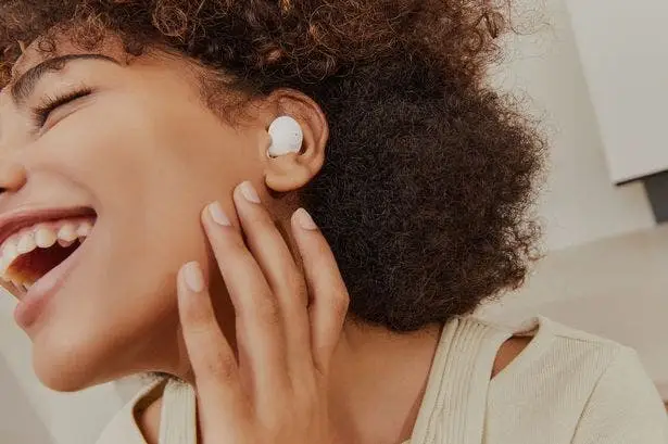 13 lifestyle galaxy buds2pro white
