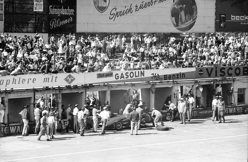 800px fangio pit stop nurburgring 1957
