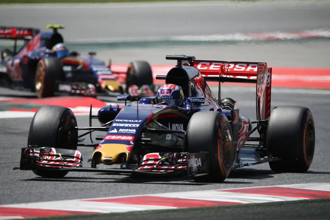 Max Verstappen en Carlos Sainz voor Toro Rosso in de GP van Spanje in 2015