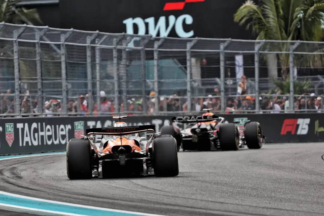 De onderlinge strijd tussen McLaren en Red Bull Racing wordt steeds heviger.
