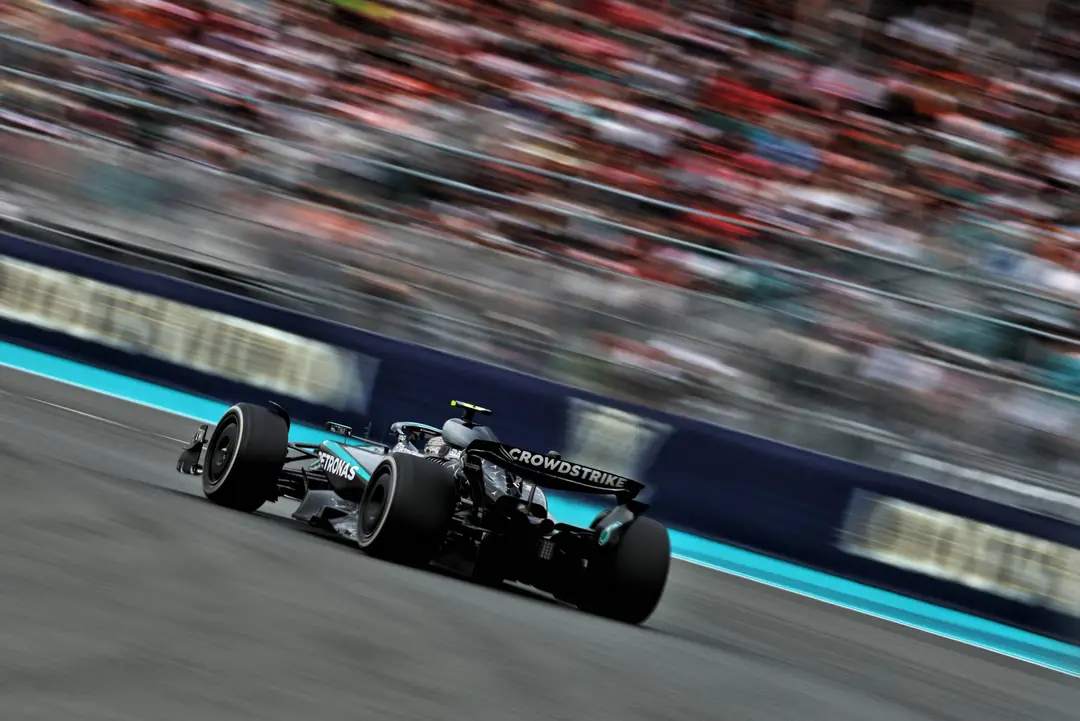 Andrea Kimi Antonelli aan boord van zijn Mercedes W16 in Miami