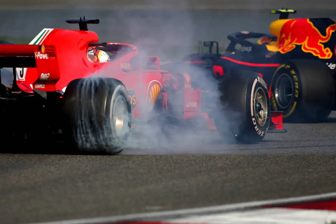 Max Verstappen en Sebastian Vettel in een incident tijdens de GP van China in 2018