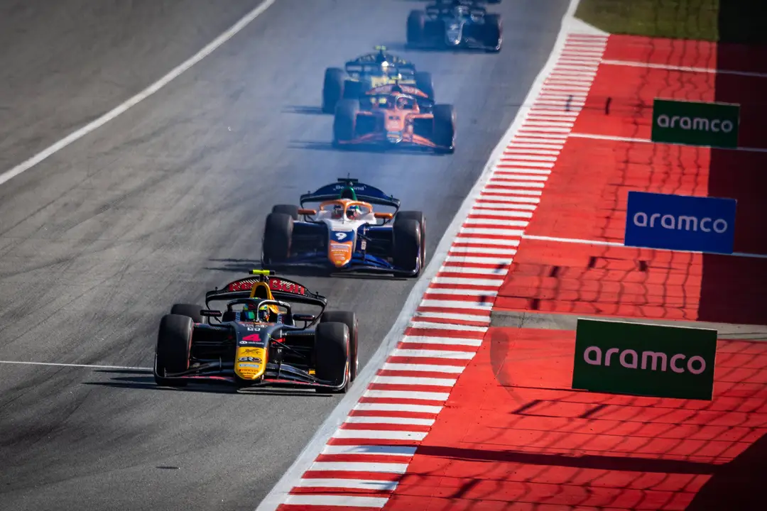 Arvid Lindblad op weg naar de overwinning in de Formule 2-race in Barcelona