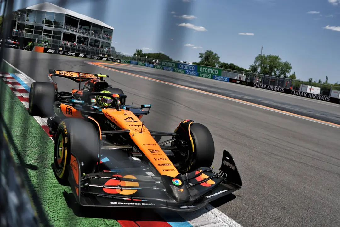 Norris tijdens een ronde in FP2