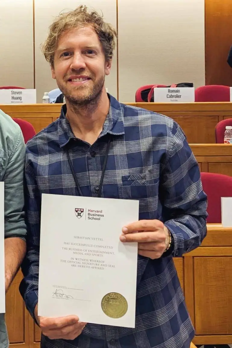 Sebastian Vettel met zijn diploma in de hand - Bron: Reddit