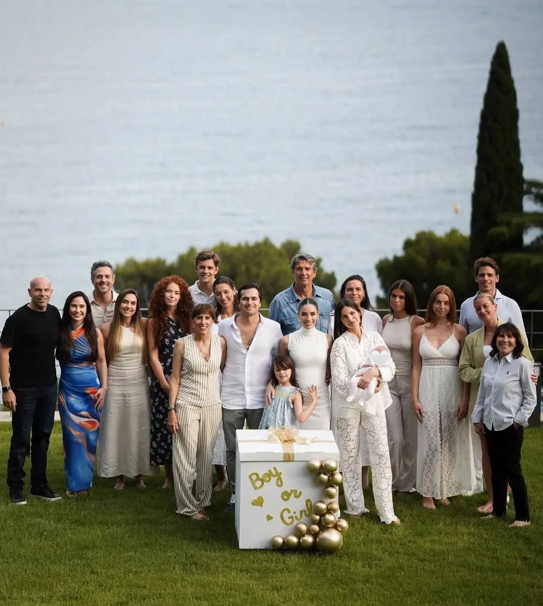 Kelly Piquet met haar familie in Monaco