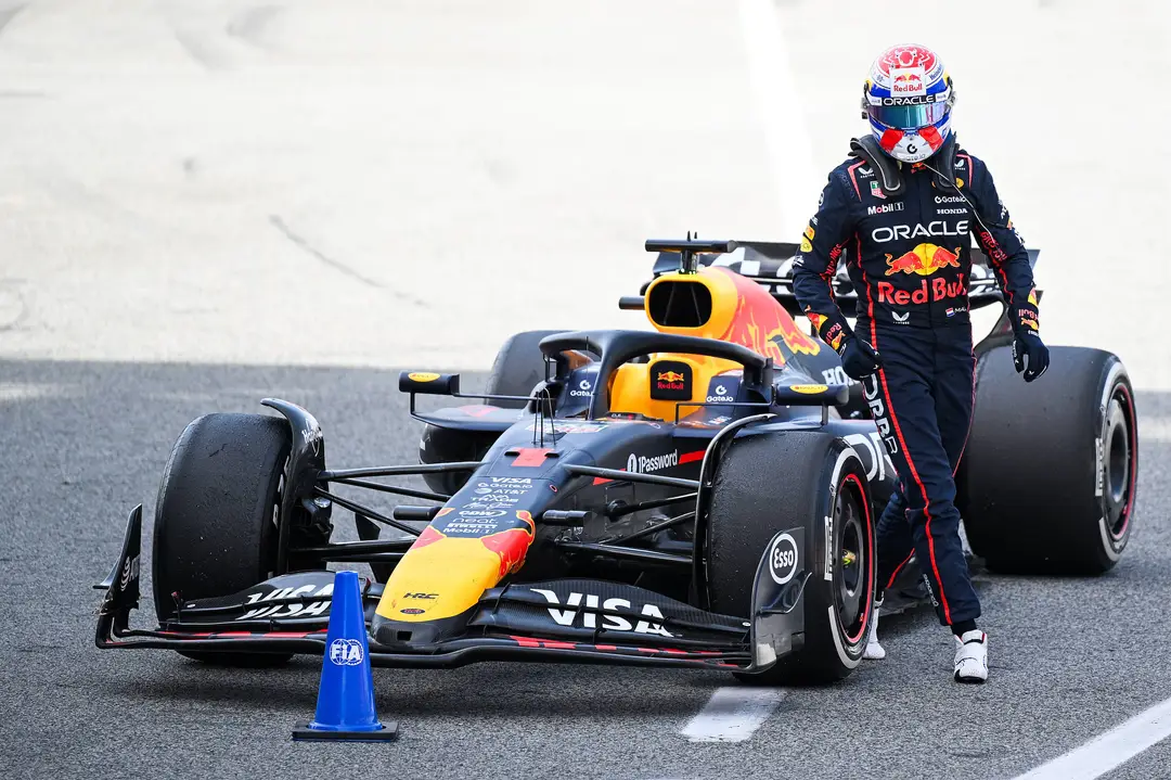 Max Verstappen verlaat zijn Red Bull Racing RB21 na de Spaanse Grand Prix.