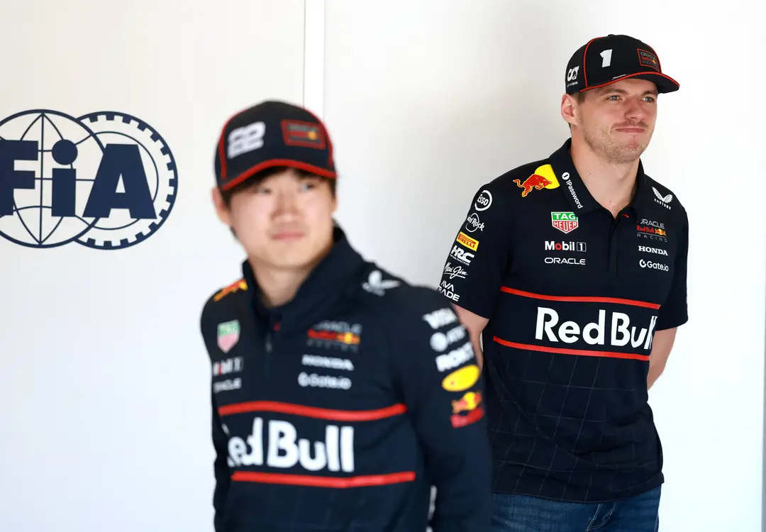 verstappen kijkt naar tsunoda