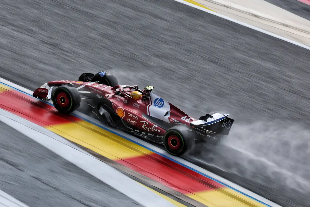 Lewis Hamilton rijdend in de SF-25 Ferrari tijdens de Belgische Grand Prix