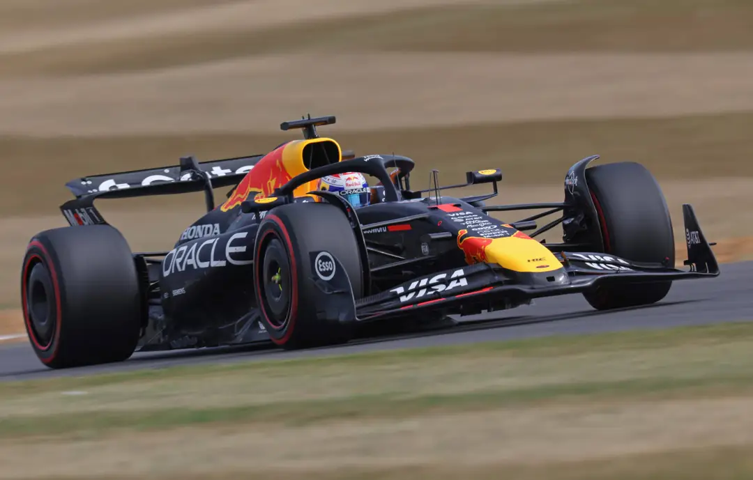 max verstappen in actie tijdens vt2
