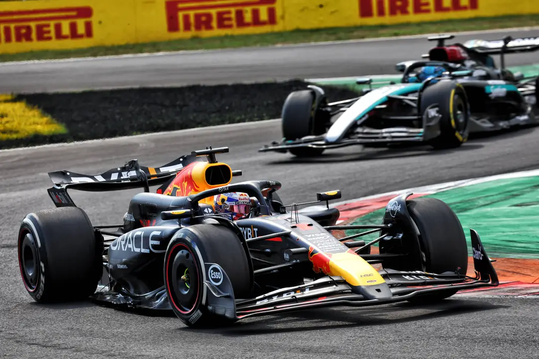 Verstappen achtervolgd door Russell in de Italiaanse Grand Prix van 2024 