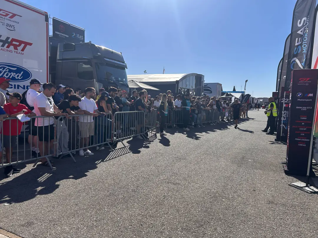 fans-verstappen-racing-paddock
