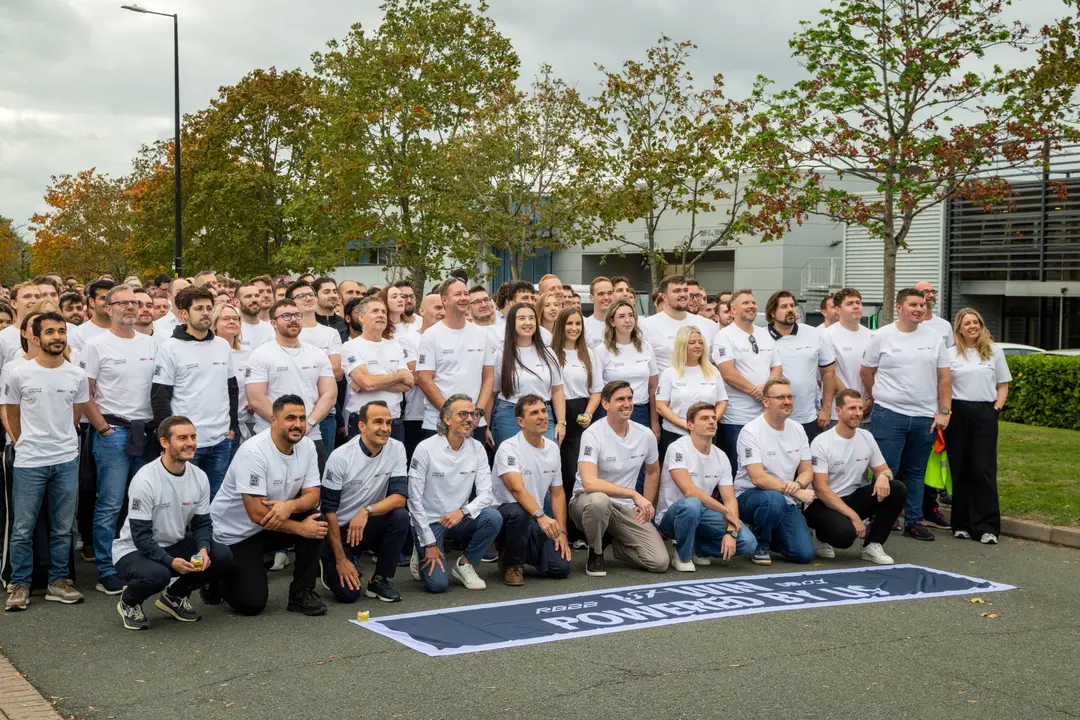 max-verstappen-fabriek-milton-keynes
