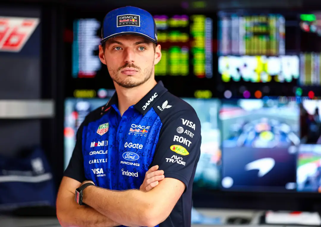 max-verstappen-red-bull-pitbox