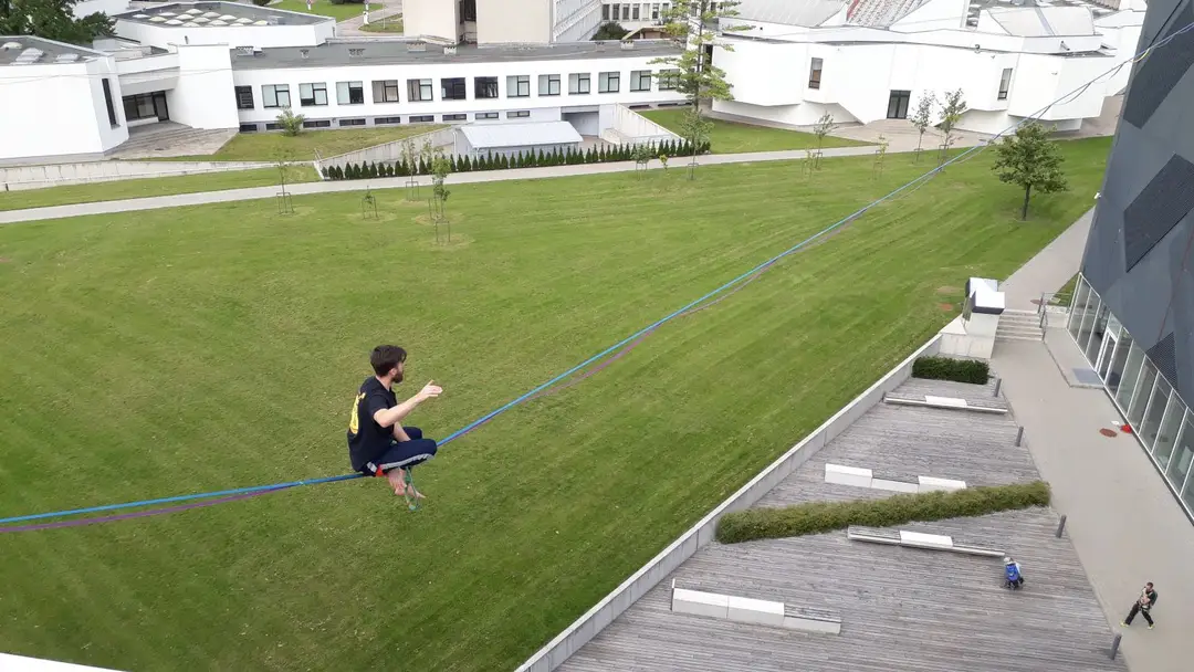 slackline sportas ktu student miestelyje kiio nuotr 1