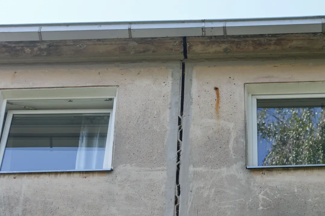 Griūvantis daugiabutis namas Biržiškų gatvėje