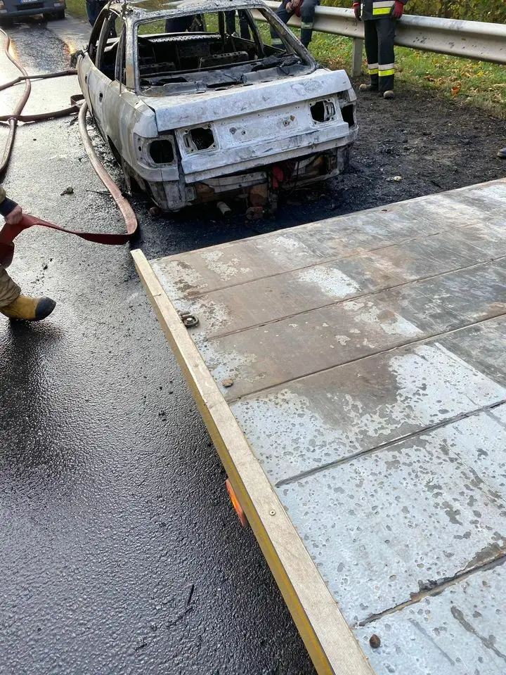 Girionių gatvėje liepsnos prarijo automobilį / Skaitytojo nuotr.