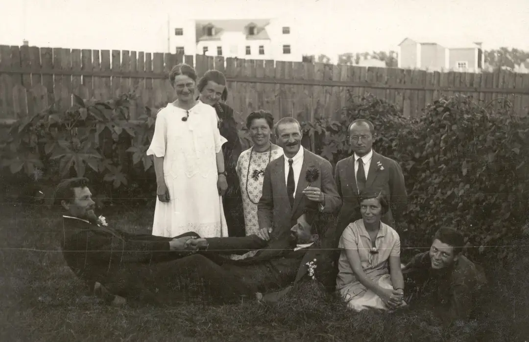 A. Žmuidzinavičiaus vardinės, 1927 m. Susikibę už rankų laiveliu guli A. Žmuidzinavičius ir karo gydytojas J. Nemeikša. Pirmoji iš kairės stovi M. Žmuidzinavičienė.